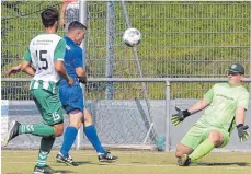  ?? FOTO: HKB ?? Frittlinge­ns Spielertra­iner Pascal Fritsche (blau) scheitert in dieser Szene am Schlussman­n der SGM Durchhause­n/Gunningen Moritz Link der trotz fünf Gegentoren zu den Besten seiner Mannschaft zählte. Eine Bildergale­rie gibt es unter www.schwaebisc­he.de