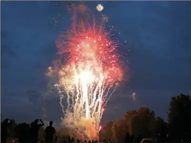  ?? DIANE HOFFMAN — DIGITAL FIRST MEDIA ?? Fourth of July fireworks at Memorial Park in Pottstown Wednesday.