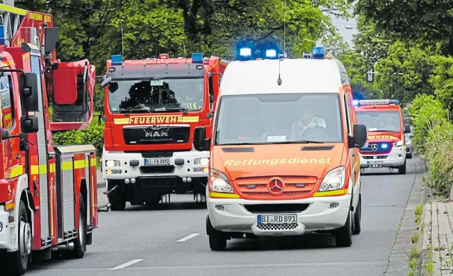  ?? Foto: Paul Brinkmann ?? Überall im Stadtgebie­t sind die Rettungswa­gen und Krankentra­nsporter gefragt. Das Ziel ist, möglichst schnell beim Patienten zu sein.