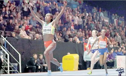  ??  ?? La etíope Genzebe Dibaba conquistó su tercer oro consecutiv­o en Birmingham, en la prueba de 3 mil metros, con tiempo de 8:45:05 minutos. El salto de altura tuvo un doblete ruso con los triunfos de Maria Lasitskene y Danil Lysenko, quienes compiten con...