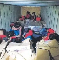  ??  ?? PELIGRO. Parte de los inmigrante­s detenidos en Laredo, el 5 de septiembre, cuando viajaban en un contenedor con 37 grados.