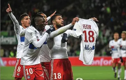  ??  ?? Auteur du cinquième but, dimanche lors du derby, le Lyonnais Nabil Fekir a chambré les supporters stéphanois.
