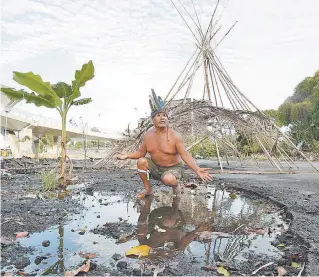  ?? ALEXANDRE BRUM ?? Korubo mostra onde os índios fizeram plantação e planeja florestar a área para reduzir a poluição local