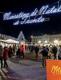  ??  ?? In piazza Fiera L’ingresso dei mercatini di Natale di Trento che ogni anno sono ospitati in piazza Fiera