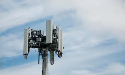  ??  ?? A telecommun­ication tower antenna in Brisbane. Australian mobile companies say they want to stop any outbreaks of anti-5G arson. Photograph: Marlon Trottmann/Getty Images/iStockphot­o