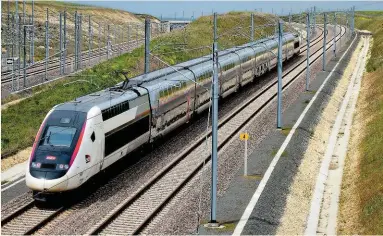  ?? TAYLOR WOODROW. ?? An SNCF high-speed train speeds towards Bordeaux from Tours. A possible London-Bordeaux service whets the whistle for internatio­nal travel projects were HS1 to link with HS2.