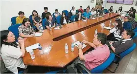  ??  ?? 來自本地大專的中文系­和中文課代表以及各州­中學的中六華文老師，就STPM華文課題進­行交流。