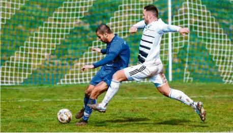  ?? Foto: Daniel Worsch ?? Start in die Restsaison: Spielertra­iner Mathias Weber (rechts) und der SV Weichering spielen am Sonntag beim BSV Berg im Gau II.