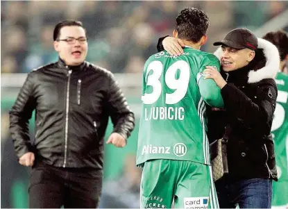  ??  ?? Weder verwandt, noch bekannt: Rapids Dejan Ljubicic hat mit den Derby- Flitzern nichts zu tun