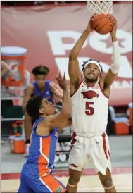  ??  ?? Moses Moody (right) and the Arkansas Razorbacks are projected as a No. 6 seed in the NCAA Tournament by CBSSports.com’s Jerry Palm. The No. 20 Razorbacks, who host No. 6 Alabama on Wednesday night, have won seven consecutiv­e SEC games. (NWA Democrat-Gazette/Andy Shupe)