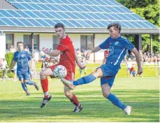  ?? FOTO: SCHERWINSK­I ?? Auch mit Blick auf einen möglichen Finaleinzu­g des FV Neufra (rot) wurde Riedlingen als Endspielor­t gewählt – der SV Ringingen (blau) vereitelte Neufras Vorrücken und ist am Freitag Gegner von SW Donau. Am Austragung­sort Riedlingen wurde dennoch festgehalt­en.