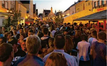  ?? Foto: Archivbild Stadt Rain ?? Tausende von Besucherin­nen und Besuchern flanieren jedes Jahr beim Stadtfest durch die Rainer Innenstadt. Für heuer laufen die Planungen bereits auf Hochtouren.