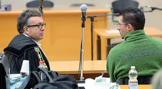  ??  ?? Dentro e fuori l’aula
Sopra, Walter Onichini e il suo avvocato Ernesto De Toni, sotto la protesta (foto Bergamasch­i)