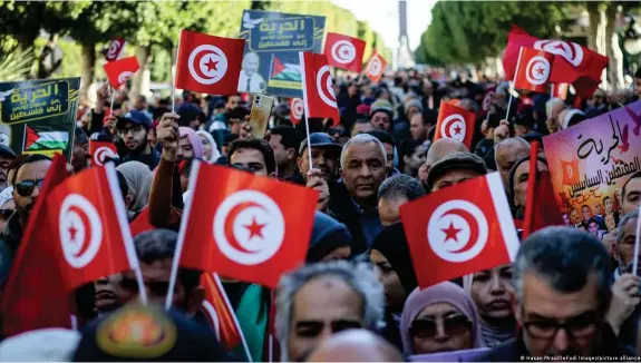  ?? Bild: Hasan Mrad/DeFodi Images/picture alliance ?? Es gibt immer wieder Proteste gegen Tunesiens Präsident Saied - so wie hier im Januar in der Hauptstadt Tunis