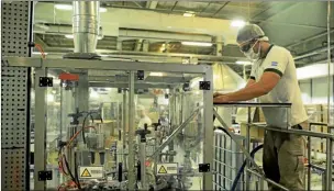  ??  ?? PRODUCCIóN. Por la pandemia, Unilever modificó algunas de sus líneas de producción para fabricar alcohol en gol bajo la marca Rexona.