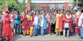  ?? MANOJ DHAKA/HT ?? Nurses and other staff holding a protest over action against their colleagues outside the PGIMS in Rohtak on Wednesday.