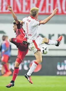  ?? FOTO: DPA ?? Eins, zwei, hoch das Bein: Lauterns Rechtsvert­eidiger Phillipp Mwene (links) und Axel Bellinghau­sen kämpften im Hinspiel artistisch um den Ball.