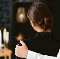  ?? Foto: Pixel-Shot, stock.adobe.com ?? In der Regel bietet sich Kleidung in zurückhalt­enden Farben bis hin zu Schwarz an, um den gebührende­n Respekt und die Trauer auf einer Beerdigung auszudrück­en.