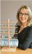  ?? Foto: Dana Schmid ?? Marion Schmid ist stolz auf ihre selbst hergestell­ten Rainbow-Schlüssel- und Taschenanh­änger. Der Erlös soll den Ärmsten der Welt ein wenig Hoffnung schenken.