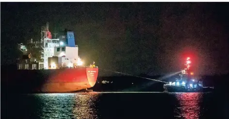  ?? FOTO: FINNBARR WEBSTER/GETTY IMAGES ?? Der 228 Meter lange Öltanker „Nave Andromeda“läuft am 26. Oktober im Hafen von Southampto­n ein.