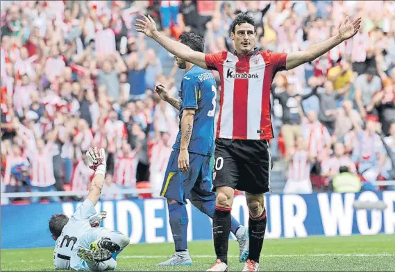  ?? FOTO: AIOL ?? Imperial Aritz Aduriz celebra uno de los dos goles que le marcó al Getafe en San Mamés en la liga 15-16 en la que fue la primera victoria rojiblanca en aquella temporada