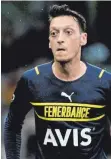  ?? FOTO: MIKKO STIG/IMAGO IMAGES ?? „Fener ist immer mein absoluter Lieblingsv­erein gewesen“: Mesut Özil trägt das Trikot des Istanbuler Clubs mit Stolz.