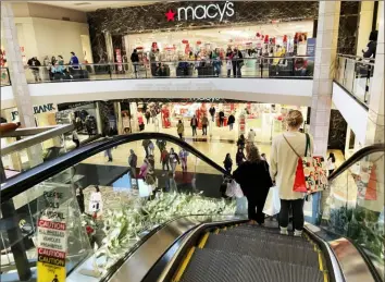  ?? Pittsburgh Post-Gazette ?? Black Friday shoppers descend to the first level of Ross Park Mall on Friday.