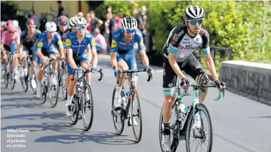  ??  ?? Mikel Nieve, liderando el pelotón en el Giro.