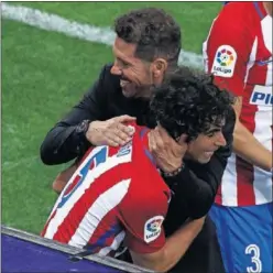  ??  ?? QUERIDO. Tiago y Simeone se funden en un abrazo.