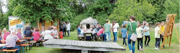  ?? Fotos: Claudia Mokosch (4), Erich Echter (1) ?? Tag der offenen Gartentür im Schulgarte­n in Inchenhofe­n: Gemütlichk­eit unter den Bäumen.