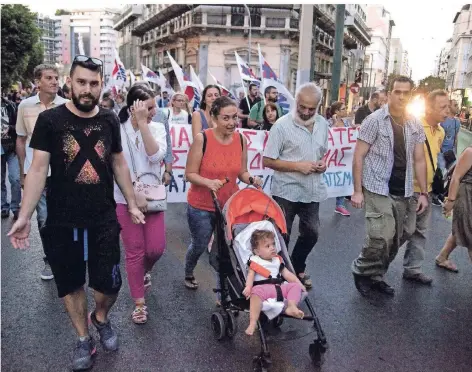  ?? FOTO: DPA ?? Auch Familien protestier­ten im September in Athen gegen die Sparmaßnah­men der griechisch­en Regierung.