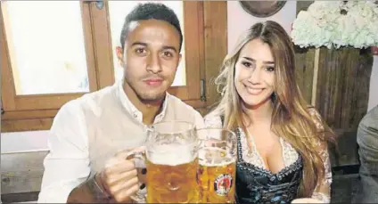  ?? FOTO: TWITTER ?? Thiago Alcantara cumple su séptima temporada en Múnich En la imagen, con su esposa, Júlia Vigas, en una Oktoberfes­t