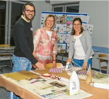  ?? Foto: Helmut Bader ?? Beim Infotag in der Wirtschaft­sschule Bad Wörishofen wurde viel geboten, auch das Herstellen von Bienenwach­stüchern.