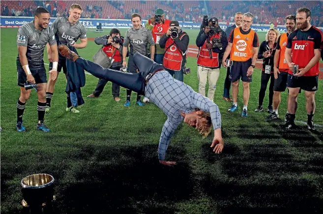  ?? PHOTO: REUTERS ?? Crusaders players look on as Scott Robertson launches into the break-dancing routine that accompanie­d Canterbury’s numerous NPC triumphs in recent years. Now Robertson is a Super Rugby champion, both as a player and a coach.