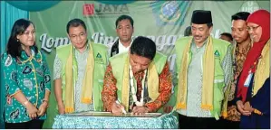  ?? HANUNG HAMBARA/JAWA POS ?? MAJU KE NASIONAL: Ketua Tim Juri Agus Suharyanto (tengah) didampingi Wakil Bupati Nur Ahmad Syaifuddin (tiga dari kanan) dalam penjurian lomba UKS SD Pembanguna­n Jaya 2 Sidoarjo kemarin.