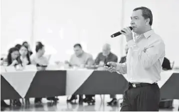  ??  ?? Detalla. Antonio Serrano, catedrátic­o de la Facultad de Economía, durante la presentaci­ón de los ‘Criterios Generales de Política Económica’ en la Canacintra Coahuila Sureste.