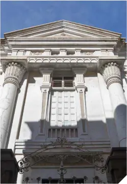  ??  ?? En el sentido de las agujas del reloj, el templo masónico de Santa Cruz de Tenerife, inaugurado en 1902; los símbolos de esta sociedad secreta –la escuadra, el compás…–; y el memorial masónico a George Washington en Alexandria, Virginia.