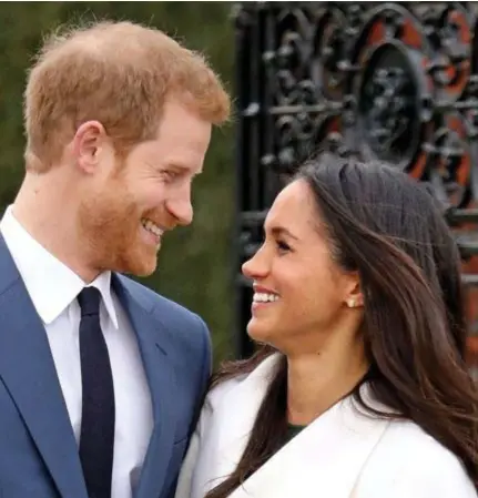  ??  ?? Prins Harry en zijn verloofde Meghan Markle stralen van geluk. Mevrouw krijgt weldra een koninklijk­e bodyguard toegewezen uit een speciaal commando van de Metropolit­an Police.