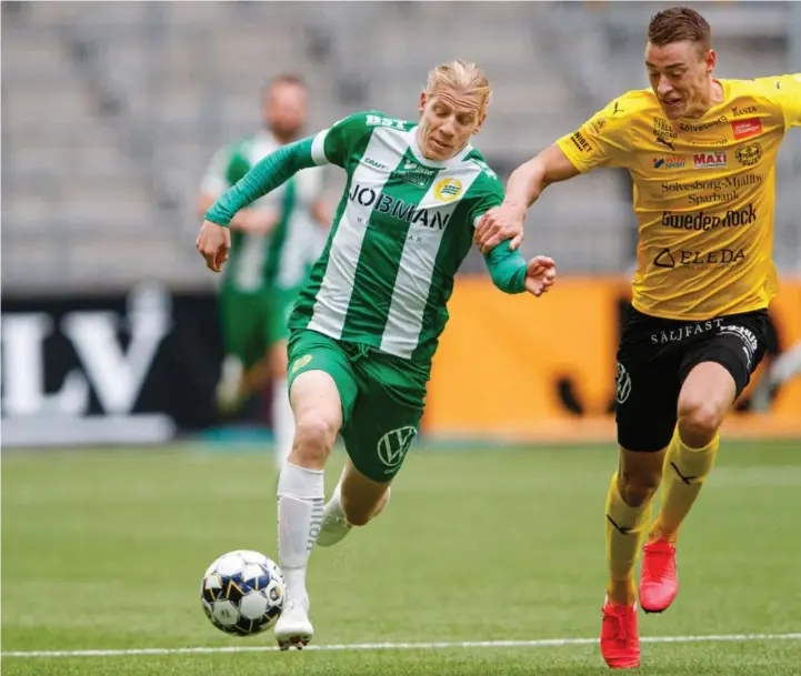  ??  ?? Jesper Löfgren (til h.) har Brann-kontrakt i to år til. Den blir neppe fullført. Her er han i løpsduell med Hammarbys Gustav Ludwigson, som lånespille­r i Mjällby.