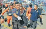  ?? REUTERS ?? Rescue officials in Jakarta carry remains of a passenger of Lion Air flight JT610 that crashed into the sea on Monday.