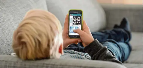  ?? Foto: Tobias Hase, dpa ?? Schon im jungen Alter greifen viele Kinder zu einem Smartphone oder Tablet und spielen in verschiede­nen Apps. Diese weisen laut einer aktuellen Studie allerdings große Mängel bezüglich des Kinder und Verbrauche­rschutzes auf.