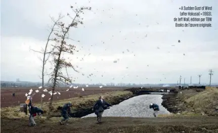  ?? ?? « A Sudden Gust of Wind (after Hokusai) » (1993), de Jeff Wall, édition par TBW Books de l’oeuvre originale.