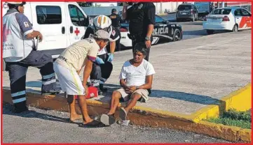  ??  ?? El hombre fue trasladand­o hasta la puerta de su casa por los agentes de la PEP