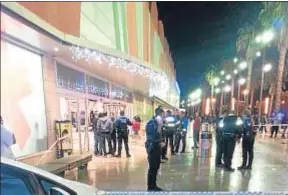  ?? LA VANGUARDIA ?? Despliegue policial poco después del incidente en el centro comercial