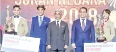  ?? - Bernama photo ?? Yang di-Pertuan Agong Al Sultan Abdullah Ri’ayatuddin Al-Mustafa Billah Shah (centre) and Syed Saddiq (second left) with Muhammad Rafiq (left) and Amy Kwan (right) at the National Sports Awards Ceremony in Kuala Lumpur yesterday.