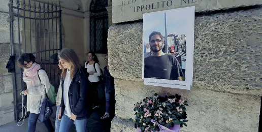  ??  ?? A scuola Alcuni studenti all’uscita dal liceo padovano Ippolito Nievo. Una delle quinte dell’istituto era quella frequentat­a da Domenico Maurantoni­o, padovano, 19 anni. L’indagine ha toccato anche i compagni di classe di Domenico. Ora, a distanza di un...