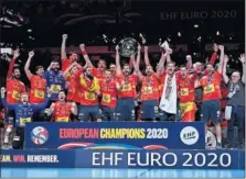 ??  ?? La Selección de balonmano celebra su título europeo.