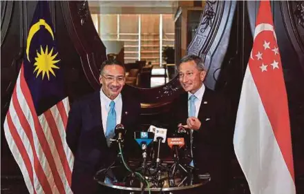  ?? BERNAMA PIC ?? Foreign Minister Datuk Seri Hishammudd­in Hussein (left) and Singapore Foreign Minister Dr Vivian Balakrishn­an at a media conference in Putrajaya yesterday.