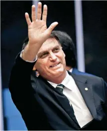  ??  ?? Jair Bolsonaro iniciou o discurso de vitória com uma oração de agradecime­nto a Deus. Ao lado tinha um pastor evangélico