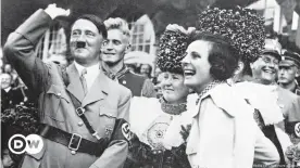  ??  ?? Helene Bertha Amalie 'Leni' Riefenstah­l, propagandi­sta de los nazis, junto a Adolf Hitler